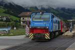 Diesellok D 16 der Zillertalbahn zieht ihren Zug aus dem Kreuzungsbahnhof Ramsau im Zillertal in Richtung Mayrhofen. Ab hier bis Mayrhofen verluft die Strecke Eingleisig. 19.08.2024                     Schmalspurlok D75 BB-SE, gebaut von der Gmeinder Lokomotivenfabrik, Achsformel B’B‘, Spurweite 760 mm, Lnge 14.640 m, Breite 2,45 m, Hhe 3.650 m, Max km/h 80 km, Motor von Caterpillar. (Wikipedia)