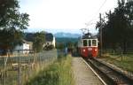 Die Firma Stern & Hafferl betreibt mehrere normal- und meterspurige Bahnen in Ober�sterreich. Nachdem zun�chst gebrauchte Fahrzeuge aus Deutschland die urspr�nglichen Triebwagen ersetzen sollten, wurden sp�ter auch ex-schweizer Triebwagen gekauft. Der aus Gmunden kommende ET 23.106 (ex Tramways Lausannois BDZe 4/4 192 ex Trogener Bahn BDe 4/4 4) erreicht im Juli 1992 den Haltepunkt Kirchham Ort.