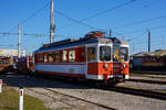 Ein ehemaliger Schweizer nun in Oberösterreich:
Der Schmalspur-Elektro-Triebwagen 23 112 ET B4 „Gmunden“ (Arbeitstriebwagen) der Stern & Hafferl Verkehrsgesellschaft m.b.H. (StH), Lokalbahn Gmunden–Vorchdorf, steht am 04 April 025 beim Bahnhof Vorchdorf-Eggenberg. Der ET ist der ehemalige Schweizer ET WSB Be 4/4 8 der Wynental- und Suhrentalbahn, wie der WSB Nr. 7, wurde dieser 1954 von der SWS (Schweizerische Wagons- und Aufzügefabrik AG in Schlieren-Zürich) gebaut. Die Elektrotriebwagen wurden 1998/99 nach Österreich an die Stern & Hafferl Verkehrsgesellschaft verkauft.

TECHNISCHE DATEN:
Spurweite: 1.000 mm (Meterspur)
Achsformel: Bo' Bo'
Länge: 17.150 mm
Drehzapfenabstand: 11.450 mm
Achsabstand im Drehgestell: 1.800 mm
Dienstgewicht: 28.000 kg
Dauerleistung: 376 kW
Raddurchmesser: 770 mm (neu)
Stromsystem: 750 V DC (=)
Stromübertragung: Oberleitung
Anzahl der Fahrmotoren: 4
Sitzplätze: 48

Die Lokalbahn Gmunden–Vorchdorf, ehemals Traunseebahn, ist eine meterspurige Lokalbahn in Oberösterreich. 2018 wurde die Strecke mit der Straßenbahn Gmunden verbunden. Seitdem verkehren die Züge unter dem Markennamen Traunseetram durchgehend zwischen Gmunden Bahnhof und dem Bahnhof Vorchdorf-Eggenberg.

Die Lokalbahn wird mit 750 Volt Gleichstrom betrieben. Sie befindet sich im Besitz der am 27. April 1912 gegründeten Lokalbahn Gmunden-Vorchdorf AG. Der Betrieb wird von Stern & Hafferl Verkehrsgesellschaft m.b.H. geführt, jenem Unternehmen, das für die Bauführung verantwortlich war und das im Rahmen der Linienplanung die Absicht verfolgte, in den von der Bahn berührten Ortschaften (sowie auch in Altaussee) elektrische Lichtanlagen einzuführen und zwei nächstgelegenen Wirtschaftsunternehmen auch Arbeitsstrom zur Verfügung zu stellen. 