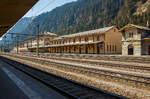 Der Bahnhof Brenner (Stazione di Brennero) am 27.03.2022, der Blick vom Bahnsteig 6 in s�dlicher Richtung aufs Empfangsgeb�ude.