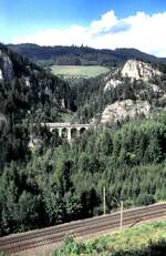 ÖBB 4010 Transalpin befindet sich nach der Kehre über das Kalte-Rinne-Viadukt und den anschließenden Kehrtunnel am Semmering in Richtung Wien am 09.08.1986.