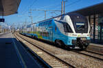 Der sechsteilige elektrische Doppelstocktriebzug Stadler Kiss³ 4010 131 / 4010 631 (93 85 4010 031-1 CH-WSTBA bis 93 85 4010 631-8 CH-WSTBA) erreichen am 03. April 2025 den Bahnhof Attnang-Puchheim.

Die österreichische Westbahn nahm am 11. Dezember 2011 sieben sechsteilige Einheiten einer Fernverkehrsvariante (adaptiert für 200 km/h, größerer Sitzabstand) von Stadler KISS in Betrieb. Dann folgten 2017 noch ein weiterer sechsteiliger (4010 008) und vierteilige (4110 009 – 017) Triebzüge. Alle diese 17 KISS 1 und 2 Garnituren wurden 2021 an die Deutsche Bahn verkauft, die sie nun als IC 2 einsetzt. Wobei die Stadler KISS 200 (IC 2) aktuell von der DB AG im Gebrauchtzugportal Personenverkehr zum kauf angeboten werden.

Als Ersatz für die 17 Kiss 1 und 2 wurden 15 neue sechsteilige Züge (4010 018-032) wiederum bei Stadler Rail bestellt, welche baugleich mit der 2017 gelieferten Garnitur (4010 008) ausgeführt wurden und jeweils über 526 Sitzplätze verfügen. Alle Radsätze der Endwagen sind angetrieben, die Mittelwagen sind antriebslos. Alle KISS der WESTbahn sind in der Schweiz (als 93 85 4010 xxx-x CH-WSTBA) eingestellt.

Mit dem Stadler KISS³ wurde ein neues Klassensystem bei der WESTbahn eingeführt: First - 1. Klasse (Leitfarbe gelb), Comfort - 2+Klasse (Leitfarbe petrol) und Standard - 2. Klasse (Leitfarbe orange) angeboten. In der Comfort-Klasse und in der First ist ein Upgrade zu zahlen, das eine Reservierung beinhaltet. Die Comfort-Klasse steht Inhaberinnen und Inhabern eines Klimatickets ohne Aufpreis zur Verfügung.

Die neuen Doppelstock-Triebzüge sind je 150 Meter lang. Der Komfort entspricht in allen Wagen dem Standard der First-Klasse und im Endwagen 600, auf Grund der 2+1-Bestuhlung der Plus-Klasse. Durch die druckertüchtigte Ausführung, einer neu integrierten Brandmeldeanlage und einem weiteren Drehgestell-Upgrade wird der Komfort weiter gesteigert und der Streckenerweiterung nach Deutschland und eventuell auch in die Schweiz steht nichts im Wege. Alle Mittelwagen sind mit einem modernen Bistro ausgerüstet, wo sich die Reisenden verpflegen können. Ebenfalls stehen in allen Mittelwagen getrennte Toiletten (Damen/Herren) und im Mittelwagen 400 ein PRM-WC zur Verfügung. Während der Fahrt wird den Fahrgästen durch die mitfahrenden Stewards ein umfassender Rundum-Service geboten. Die Züge erreichen eine Höchstgeschwindigkeit von 200 km/h. Die Auslieferung der neuen Fahrzeuge an die WESTbahn fand 2021 statt.

Technische Merkmale
Technik
Leichtbau Wagenkästen in Aluminium Integralbauweise nach den neusten Normen für Kollisionssicherheit (EN 15227) und Wagenkastenfestigkeit (EN 12663)
Luftgefederte Trieb- und Laufdrehgestelle
Brandmeldeanlage in allen Bereichen
Upgrade auf ETCS BL3

Komfort
Klimatisierung für Fahrgasträume und Führerstand mit Frischluft über Lochdecke und Flächenheizsystem:
Heller, passagierfreundlicher Innenraum mit individueller Gestaltungsmöglichkeit
Bistros in den Mittelwagen
Zwölf druckertüchtigte Einstiegstüren pro Seite für schnellen Fahrgastwechsel
Behindertenfreundliches, geschlossenes WC-System
WLAN für Fahrgäste in allen Fahrgasträumen
Reservierungssystem

Zuverlässigkeit / Verfügbarkeit / Wartbarkeit / Sicherheit
Redundante Antriebsausrüstung bestehend aus acht Antriebssträngen mit wassergekühlten IGBT-Stromrichtern
Fahrzeugleittechnik mit Zugbus und Diagnoserechner (CAN-open Bus)
Übersichtlichkeit der Fahrgasträume zur Lenkung der Passagiere, Gewährleistung von Sicherheit

Zulassungen
Die Triebzüge sind für Österreich, die Schweiz und Deutschland zugelassen.

TECHNISCHE DATEN der KISS³:
Einsatzgebiet: Intercity Wien-Salzburg (teilweise bis Stuttgart bzw. Insbruck)
Anzahl: 15 sechsteilige Triebzüge
Inbetriebnahme: 2021
Spurweite: 1.435 mm (Normalspur)
Achsformel: Bo’Bo’+2’2’+2’2’+2’2’+2’2’+Bo’Bo’
Länge über Kupplung: 150.000 mm
Fahrzeugbreite: 2.800 mm
Fahrzeughöhe: 4.595 mm
Achsstand im Drehgestell: 2.500 mm (Trieb- und Laufdrehgestell)
Trieb- und Laufraddurchmesser: 920 mm (neu)
Dauerleistung am Rad: 4.000 kW
Max. Leistung am Rad: 6.000 kW
Anfahrzugskraft (bis 68 km/h): 320 kN
Anfahrbeschleunigung: 0.85 m/s²
Höchstgeschwindigkeit 200 km/h
Sitzplätze: 526, davon 34 in First, 106 in Comfort und 368 Standart
Klappsitze: 13
Stehplätze: 758
Stromsystem: 15 kV AC, 16.7 Hz
Fußbodenhöhe: Niederflur am Einstieg 570 mm, Unterdeck 440 mm, Oberdeck 2.515 mm
Einstiegsbreite: 1.400 mm
Bremse: O-R-A-E-Mg (D)
