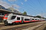 Cityjet 4748 032 steht abfahrtbereit, in Richtung Kufstein, am Bahnsteig in Jenbach.