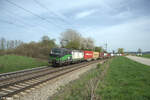 193 210 mit einem Containerzug bei Pölling.