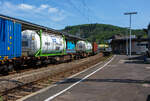 Sechsachsige Drehgestell-Gelenk-Containertragwagen-Einheit / 6-achsiger Containertragwagen, 33 88 4961 368-6 B-RCW, der Gattung Sggmrss 90' (6436 D0), der RCW – Rail Cargo Group, am 19 Juli 2025