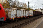 Der vierachsige offene Drehgestell-Hochbordwagen (offener Wagen in Regelbauart), 31 81 5380 353-7 A-RCW der Gattung Eanos der Rail Cargo Austria (zur �BB) im Zugverband bei einer Zugdurchfahrt am 16