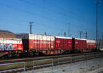 Achtachsiger (2 x 4-achsiger kurzgekuppelter) Drehgestell-Containertragwagen-Einheit (2 x 60 ‘), 33 81 4932 464-8 A-RCW, der Gattung Sggmrrss-y, der Rail Cargo Group (teil der ÖBB)