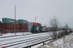 277 005 und 182 523 rangieren in Wiesau mit einem Containerzug.