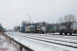 277 005 und 182 523 rangieren in Wiesau mit einem Containerzug.