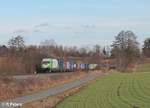 ER20-01 alias 223 102-5 zieht mit dem Containerzug Wiesau - Hamburg bei Lengenfeld.