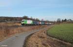 ER20-01 alias 223 102-5 zieht mit dem Containerzug Wiesau - Hamburg bei Lengenfeld.