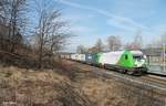 ER20-01 alias 223 102-5 steht mit dem Wiesau Containerzug in Pechbrunn auf dem Rand.