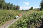 ER20-02 zieht den Wiesau Containerzug durch Röslau nach Hof.