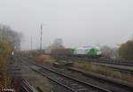 ER20-03 zieht den Wiesau-Containerzug von Hof nach Wiesau durch das vernebelte Marktredwitz.26.10.17