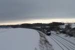 223 014 und 193 209 mit dem Hackschnitzelzug bei Oberteich.