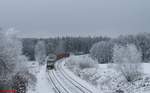 ER20-01 zieht den Wiesau Containerzug durch die Kurve bei Oberteich in Richtung Wiesau 11.01.21