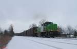 G1700.02 hat Wiesau/Oberpfalz mit dem Hackschnitzelzug Wiesau - Niedergörne verlassen und zieht hier bei Schönfeld vorbei.