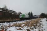 ER20-02 verlässt Wiesau mit einem Leeren Holztransportzug nach Nürnberg.