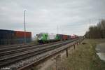 ER20-03 verlässt Wiesau/Oberpfalz mit dem Containerzug nach Hamburg.