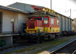 Der X 534 Turmtriebwagen X 20.641 (99 81 9431 016-0 A-StH / X 534 067-4) der Stern & Hafferl Verkehrsgesellschaft m.b.H., ex ÖBB X 534.067-4, ist am 04 April 2025 im Bahnhof Vorchdorf-Eggenberg