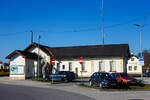 Der Bahnhof Vorchdorf-Eggenberg (Normalspurseite, Endbahnhof der Lokalbahn Lambach – Vorchdorf-Eggenberg) von der Straenseite am 04 April 2025.