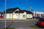 Der Bahnhof Vorchdorf-Eggenberg (Normalspurseite, Endbahnhof der Lokalbahn Lambach – Vorchdorf-Eggenberg) von der Straenseite am 04 April 2025.