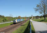 187 322-3 mit einem Containerzug gen Norden bei Hausach. 26.04.24