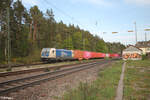 187 322 mit einem Containerzug gen Norden in Ochenbruck.