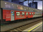 Zum typischen Bild der RE- und REX-Züge gehört der CityShuttle, ein 2. Klasse-Großraumwagen des Nahverkehrs. So auch der A-ÖBB 50 81 21-73 390-3 Bmpz-I in Wien. (18.09.2025, Wien Hauptbahnhof)