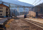 Der ÖBB Railjet (RJX 184), von Bolzano/Bozen via Brennero/Brenner, Innsbruck Hbf und Salzburg Hbf nach Wien Hbf, rauscht am 26.03.2022 Steuerwagen voraus durch den Bahnhof Gossensaß/Colle