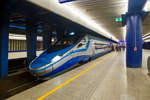 
Ein Hauch von Italien und der Schweiz in Polen.....
Der PKP ED 250 - 009 als EIP 1602 von Warszawa (Warschau) nach Wrocław (Breslau), ist gerade in den Bahnhof Warszawa Centralna (Warschau Zentral) eingefahren. 

Die Hochgeschwindigkeitszüge der Baureihe ED 250 gehören zur Alstom Produktfamilie Pendolino, sie erreichen eine Höchstgeschwindigkeit von 250 km/h und sind seit dem 14. Dezember 2014 als Express InterCity Premium planmäßig in Polen unterwegs. Der Express InterCity Premium (EIP) ist die höchste polnische Zuggattung. 

Aber, auch wenn die siebenteiligen ED 250-Triebzüge zur Produktfamilie Pendolino (ähnlich ETR 600 und ETR 610) gehören, so wurde nicht die namensgebende Neigetechnik verbaut, da das Einsatzprofil der Züge in Polen keine signifikanten Vorteile durch Neigetechnik erfahren hätte. 

Ein ED 250-Triebzug besteht aus sieben Wagen, die von acht wassergekühlten Drehstrom-Asynchronmotoren mit einer Leistung von je 708 kW angetrieben werden. Der Wagenkasten wurde aus Aluminium gefertigt, als Zugsicherung sind verschiedene Systeme an Bord. 

Die modernen elektrischen Triebzüge werden aktuell nur innerhalb Polens eingesetzt, hierbei wird ETCS Level 1 und 2 sowie SHP verwendet. Der Hersteller Alstom ist jedoch verpflichtet, den Einsatz in Deutschland, Österreich und Tschechien zu ermöglichen, was durch das Vorhandensein von LZB, PZB und Mirel bereits in der Grundkonzeption berücksichtigt wurde. Im Frühjahr 2017 begannen Testfahrten mit dem Ziel die notwendigen EBA-Zulassungen zu bekommen. 

TECHNISCHE DATEN: 
Nummerierung (UIC):  2 370 001–2 370 020
Gebaute Anzahl:  20
Spurweite:  1.435 (Normalspur) 
Achsformel: 1A’A1’+1A’A1’+2’2’+2’2’+ 2’2’+1A’A1’+1A’A1’
Länge:  187.400 mm
Höhe:  4.100 mm
Breite:  2.830 mm 
Fußbodenhöhe:  1.260 mm
Radsatzfahrmasse:  17 t
Höchstgeschwindigkeit:  250 km/h
Dauerleistung:  5.664 kW
Stromsystem:  3000 V DC / 15 kV 16,7 Hz AC / 25 kV 50 Hz AC
Anzahl der Fahrmotoren:  8 (Drehstrom-Asynchronmotoren)
Kupplungstyp:  Scharfenbergkupplung
Sitzplätze:  402 (45 in der ersten und 357 in der zweiten Klasse