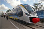 InnoTrans 2016 in Berlin: Newag S.A. aus Polen stellte den elektrischen Triebzug Impuls vor. Bei dem Fahrzeug handelt es sich um ein Niederflurtriebzug, mit dem im Februar 2015 sogar eine Geschwindigkeit von 226 km/h auf einer Teststrecke erreicht wurden. Regul�r wird jedoch bei 3 KV DC Speisespannung h�chstens 160 km/h gefahren. Der Zug kommt inzwischen in fast allen Landesteilen Polens im Regionalverkehr zum Einsatz, wo er die alte Baureihe 19WE abl�ste. Hergestellt werden Zwei- bis Sechsteilige Triebz�ge, bei denen die Drehgestelle an den Fahrzeugenden angetrieben werden. Es gibt ein Mehrzweckabteil, Klima, ein Fahrgastinformationssystem und auf Wunsch auch Fahrkartenautomaten und Entwerter. Ausgestellt war der WE36a-028A, ein 3-teiliger Triebzug, der in der Woiwodschaft Opole eingesetzt wird.