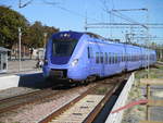 ystad-12/713386/x61-057-kurz-vor-dem-halt-am X61-057 kurz vor dem Halt am Bahnsteig in Ystad am 18.September 2020.