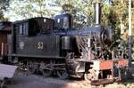 Schmalspurdampflok 891mm SJ Typ S5p Nr.3094, Baujahr 1999 von Fabrik Motala Fabriknummer 193 auf Sockel in Hjo im Juli 1977.