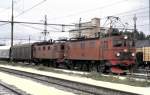 Da Nr.783 und 809 vor einem langen Güterzug fährt durch Hallsberg am 10.08.1985.