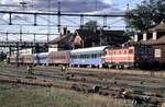 SJ Rc 6 Nr.1419 mit Personenzug in Charlottenberg am 25.08.1994.