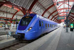 
Der Sk�netrafiken X 61 081 „Elin W�gner“ (94 744 610 081-2 S-Sk�ne), ein vierteiliger Elektrotriebzug vom Typ Alstom Coradia Nordic, erreicht am 22.03.2019 den sch�nen oberirdischen Bereich von Malm� Central. 
 
Er f�hrt als P�gat�gen die Linie 4b (Kristianstad C - H�ssleholm C - Malm� C – Hyllie). P�gat�gen ist eine Regionalbahn im s�dschwedischen Schonen (schwedisch Sk�ne). Der P�gat�g wird durch das Eisenbahnunternehmen Arriva T�g AB im Auftrag von Region Sk�ne und Sk�netrafiken betrieben.

Der X61 ist ein vierteiliger, normalspurige elektrische Triebwagenzug vom Typ Alstom Coradia Nordic der seit 2009 von der Alstom Transport Deutschland GmbH in Salzgitter (vormals Alstom LHB) gebaut wird. Die Triebz�ge Alstom Coradia Nordic geh�ren zur Fahrzeugfamilie modularer, vollst�ndig niederfluriger Nahverkehrs-Gliedertriebz�ge Alstom Coradia LIREX. Aus dem Konzept ist durch Fortentwicklung eine Familie von vollst�ndig niederflurigen Triebz�gen mit konventionellen Enddrehgestellen und Jakobs-Drehgestellen zwischen den Mittelwagen entstanden. Dabei wurde zuerst die f�r den Betrieb in nordischen L�ndern geeignete Unterfamilie Coradia Nordic entwickelt und sp�ter daraus die Unterfamilie Coradia Continental f�r den Eisenbahn-Betrieb in Mitteleuropa abgeleitet.

Nachdem die ersten Fahrzeuge als X60 bei SL (AB Storstockholms Lokaltrafik) in Betrieb waren, wurden weitere, �hnliche Fahrzeuge von anderen Eisenbahngesellschaften in Schweden bestellt. Bei diesen Auftr�gen handelt es sich um k�rzere, vierteilige Versionen, die als X61 und X62 bezeichnet werden.

TECHNISCHE DATEN:
Spurweite: 	1435 mm (Normalspur)
Achsformel: Bo'(Bo')(2')(Bo')Bo'
L�nge �ber Kupplung: 74.300 mm
Breite: 3.258 mm
H�he: 4.280 mm
Dienstgewicht: 160 t
H�chstgeschwindigkeit: 160 km/h
Leistung: 2.000 kW
Stromsystem: 15 kV 16,7 Hz ~
Sitzpl�tze: 	234
