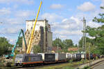 241.005 mit einen KLV-Zug am Haken, durchf�hrt am 10.08.2026 den Tostedter Bahnhof. Die Abrissarbeiten am Getreidesilo gehen voran.