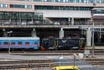 Die SJ Rc6E 1401 (S-SJ 91 74 106 1401-5) der SJ - Statens Järnvägar AB (ehemalige Schwedischen Staatsbahnen) erreichtt am 21 März 2019 mit einem Personenzug Stockholm Central (Stockholm