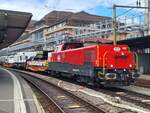 Die  SBB Aem 940 025 (Aem 91 85 4 940 025-0 CH-SBB I) wartet mit dem mächtigen Rhomberg Sersa KRC 1200 Kranwagen (CH RSRM99 85 9219 102-2) und zwei Begleitwagen (33 85 4505 172-8 TEN-CH WASCO Sgmmns und 33 85 4505 173-6 TEN CH-WASCO Sgmmns) in Lausanne auf die Weiterfahrt. 

24. April 2025