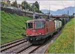Die SBB Re 420 271-9 mit einem Güterzug Richtung Lausanne in Villeneuve.