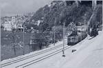 Die SBB Re 420 251-1 mit einem Güterzug vor der winterlichen Kulisse es Château de Chillon.