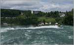 Rheinfall - während der Rhein zu Tale stürzt, fährt eine SBB Re 4/4 mit einem IC kurz vor Neuhausen in Richtung Schaffhausen.