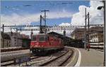 Die beiden Re 4/4 II 11264 und 11296 warten mit ihrem  Spaghetti-Zug  in Lausanne die Blockdistanz zur Weiterfahrt Richtung Domo II ab.