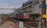 Die SBB Re 4/4 II 11265 (Re 420 265-1) erreicht mit einem Güterzug in Richtung Wallis den Bahnhof von Lausanne.