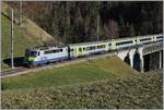 Die BLS Re 4/4 II 502 ist mit ihrem RE auf dem Weg von Interlaken Ost nach Zweisimmen und fährt bei Weissenburg über den Bunschenbach Viadukt.