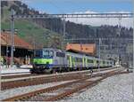 Die BLS Re 4/4 501 (ex SBB Re 4/4 II) wartet mit ihrem RE in Zweisimmen auf die Rückfahrt nach Interlaken Ost.