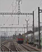 Die SBB Re 4/4 II 11111 steht in Biel/Bienne und wartet auf einen neuen Einsatz.