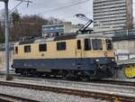 Die IRSI  Rheingold  Re 4/4 II 11387 (Re 421 387), welche die in Revision weilende BAM MBC Re 4/4 II 506 in Morges.
