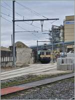 Die IRSI  Rheingold  Re 4/4 II 11387 (Re 421 387), welche die in Revision weilende BAM MBC Re 4/4 II 506 z.Z ersetzt, steht im Kieswerk.